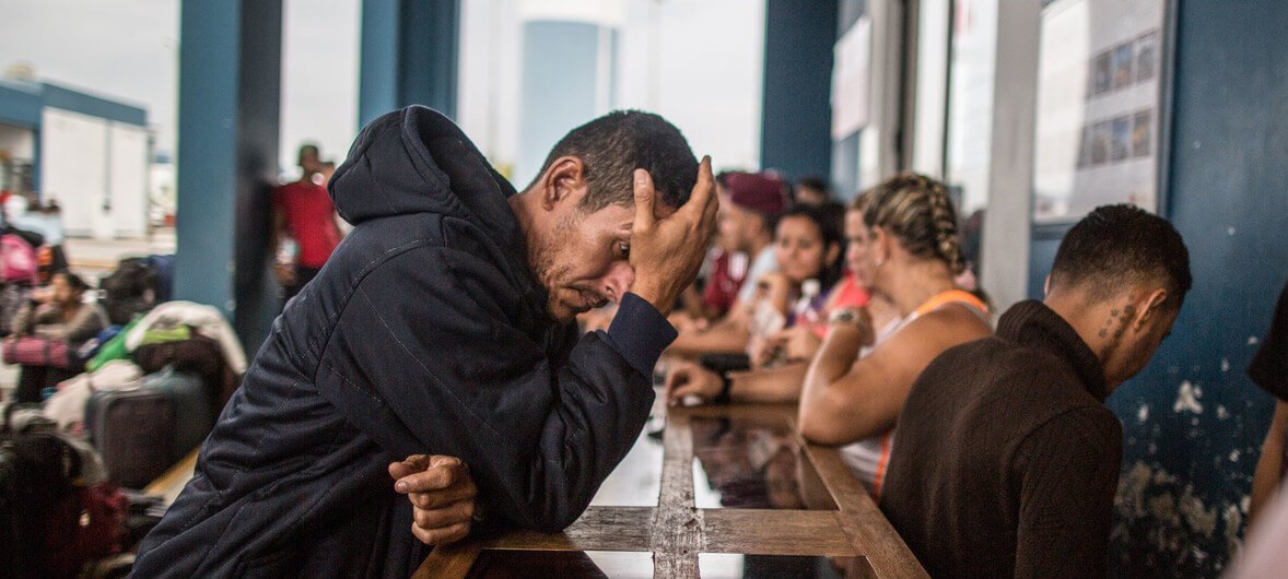 ACNUR / Sebastián Castañeda Cientos de venezolanos hacen cola en el Centro Binacional Integrado de Atención de Frontera esperan a entrar a Perú a través de la frontera con Ecuador. Las gente espera en filas, como la de esta foto de mayo de 2018, hasta 10 horas.