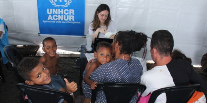 ACNUR/Reynesson Damasceno Personal de ACNUR verifica y asiste a los refugiados, solicitantes de asilo y personas de interés provenientes de Venezuela en el refugio Rondón I recientemente inaugurado en Boa Vista, Roraima, en el norte de Brasil.