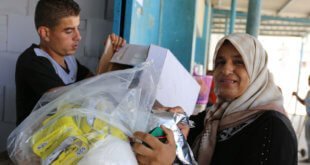 UNRWA / Tamer Hamam Una refugiada palestina recibe ayuda de la UNRWA en un centro de Gaza