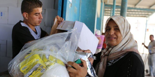 UNRWA / Tamer Hamam Una refugiada palestina recibe ayuda de la UNRWA en un centro de Gaza
