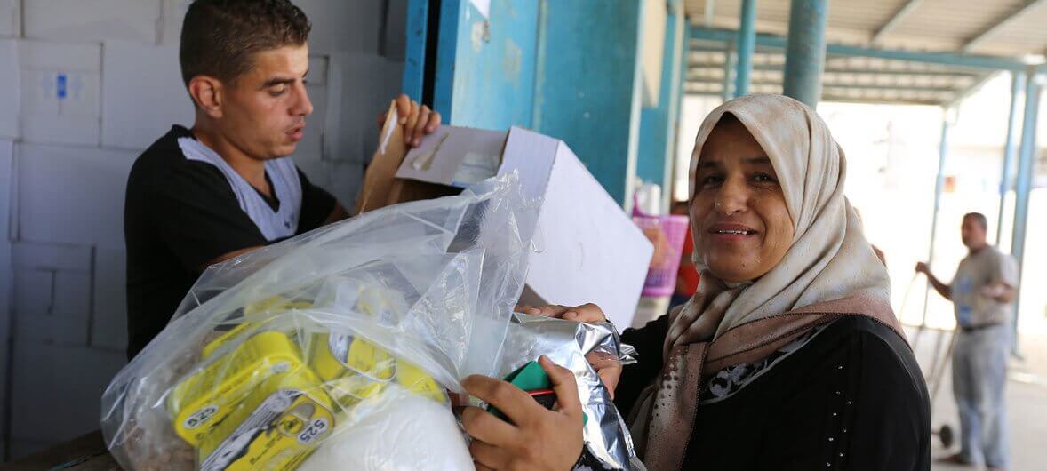 UNRWA / Tamer Hamam Una refugiada palestina recibe ayuda de la UNRWA en un centro de Gaza