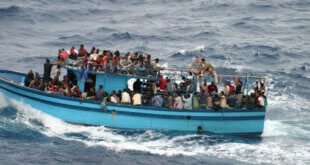 Archivo: UNHCR/L.Boldrini Una embarcación transporta refugiados y migrantes en las aguas del Mediterráneo.