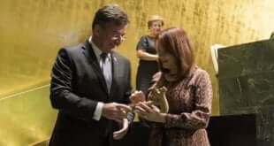 ONU/Manuel Elias Miroslav Lajčák entrega el martillo de presidente de la Asamblea General a su sucesora Maria Fernanda Espinosa.