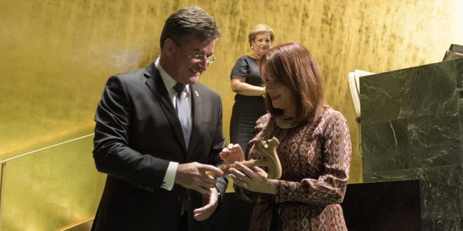 ONU/Manuel Elias Miroslav Lajčák entrega el martillo de presidente de la Asamblea General a su sucesora Maria Fernanda Espinosa.