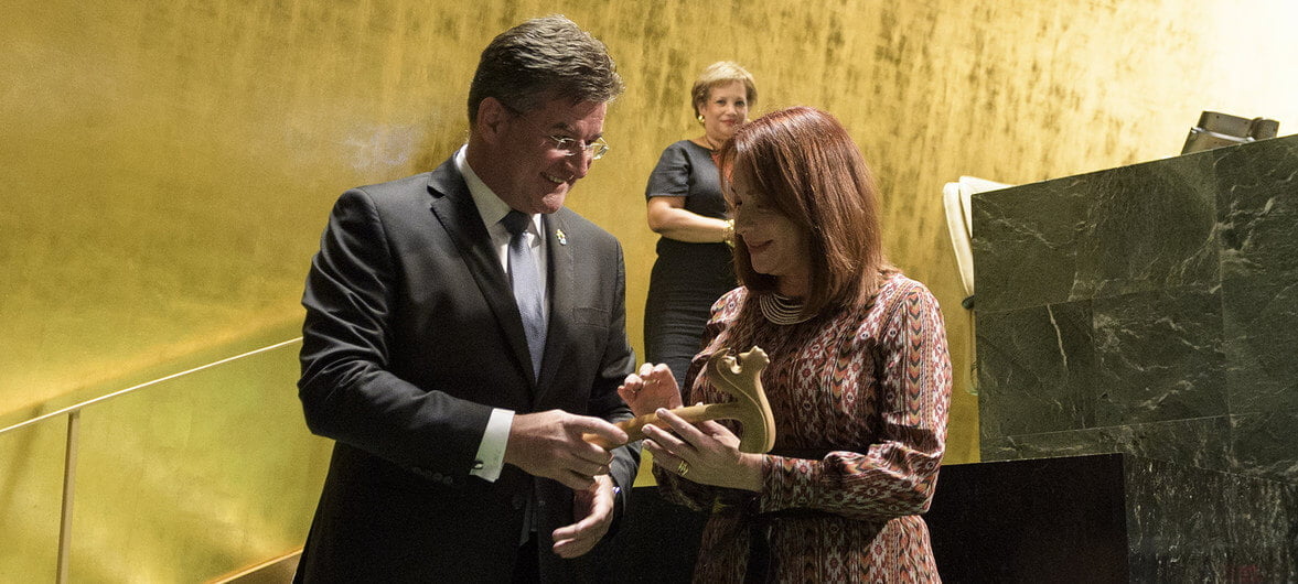 ONU/Manuel Elias Miroslav Lajčák entrega el martillo de presidente de la Asamblea General a su sucesora Maria Fernanda Espinosa.