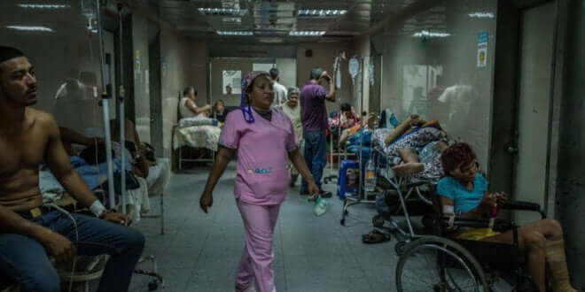 Meridith Kohut/IRIN En los hospitales públicos venezolanos se agotan la mayoría de las medicinas y el material médico necesario.