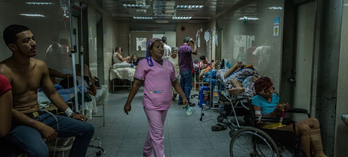 Meridith Kohut/IRIN En los hospitales públicos venezolanos se agotan la mayoría de las medicinas y el material médico necesario.