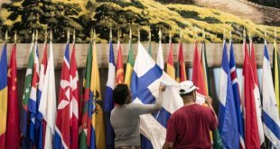 ONU / Ariana Lindquist Trabajadores de la ONU planchan las banderas de los países para dejarlas listas para la Asamblea General en Nueva York (Archivo 2017)