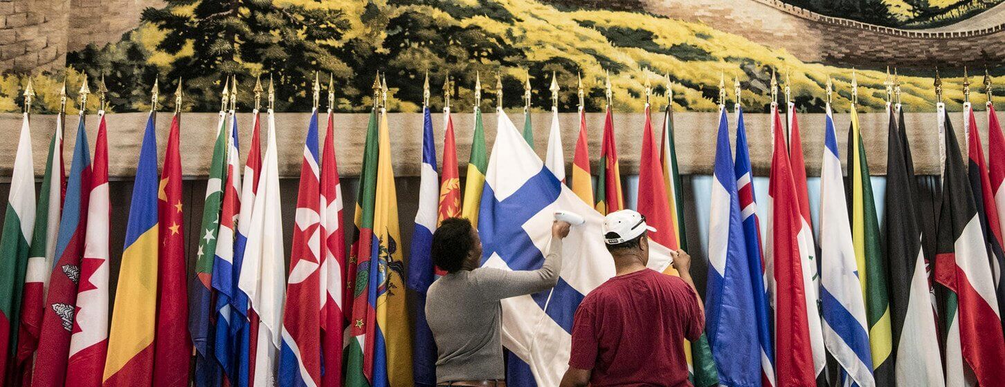ONU / Ariana Lindquist Trabajadores de la ONU planchan las banderas de los países para dejarlas listas para la Asamblea General en Nueva York (Archivo 2017)