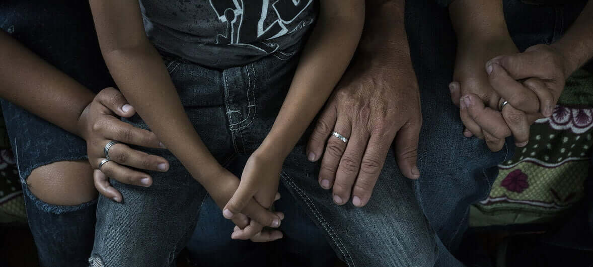 UNICEF/Tanya Bindra Pilar de 15 años sentada junto a su familia en Guatemala después de que su familia escapara de Honduras de las pandillas, que querían obligarla a convertirse en prostituta.
