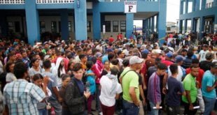 Así esperaron decenas de venezonalos migrantes en la frontera entre Ecuador y Perú para ingresar a este último país en el último día de octubre para entrar a territorio peruano y pedir su Permiso Temporal de Permanencia.