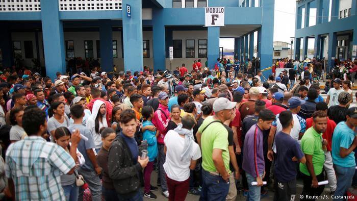 Dossier 2018 - Semana 44 3 Así esperaron decenas de venezonalos migrantes en la frontera entre Ecuador y Perú para ingresar a este último país en el último día de octubre para entrar a territorio peruano y pedir su Permiso Temporal de Permanencia.
