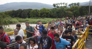 ACNUR / Fabio Cuttica Unos 5000 venezolanos entran a Colombia cada día por puntos oficiales como éste del puente Simón Bolivar que visitó el Alto Comisionado para los Refugiados.
