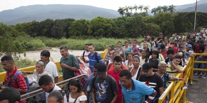 ACNUR / Fabio Cuttica Unos 5000 venezolanos entran a Colombia cada día por puntos oficiales como éste del puente Simón Bolivar que visitó el Alto Comisionado para los Refugiados.