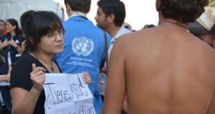CINU México / Antonio Nieto Una mujer lleva un cartel que pregunta '¿Tienes miedo de volver a tu país?' en el estadio Jesús Martínez 'Palillo' donde están descansando miles de migrantes de la caravana
