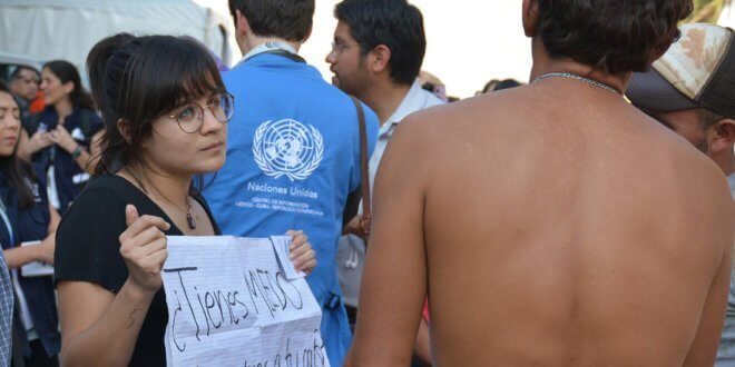 CINU México / Antonio Nieto Una mujer lleva un cartel que pregunta '¿Tienes miedo de volver a tu país?' en el estadio Jesús Martínez 'Palillo' donde están descansando miles de migrantes de la caravana