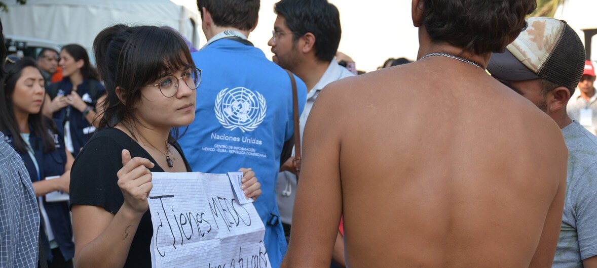 CINU México / Antonio Nieto Una mujer lleva un cartel que pregunta '¿Tienes miedo de volver a tu país?' en el estadio Jesús Martínez 'Palillo' donde están descansando miles de migrantes de la caravana