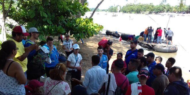 © UNHCR/Julio López Trabajadores de ACNUR asisten a los migrantes de la caravana que han llegado a la frontera entre México y Guatemala.