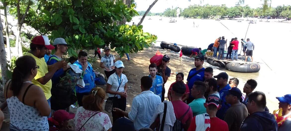 © UNHCR/Julio López Trabajadores de ACNUR asisten a los migrantes de la caravana que han llegado a la frontera entre México y Guatemala.