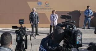 ONU/Mark Garten El Secretario General de la ONU, António Guterres, junto a su representante especial para la migración, Louise Arbour, hablan ante la prensa después de la adopción del Pacto Mundial para la Migración.