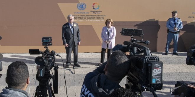 ONU/Mark Garten El Secretario General de la ONU, António Guterres, junto a su representante especial para la migración, Louise Arbour, hablan ante la prensa después de la adopción del Pacto Mundial para la Migración.
