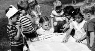 ARCHIVO/ONU Un grupo de niños lee la Declaración Universal de los Derechos Humanos en un jardín de infancia.