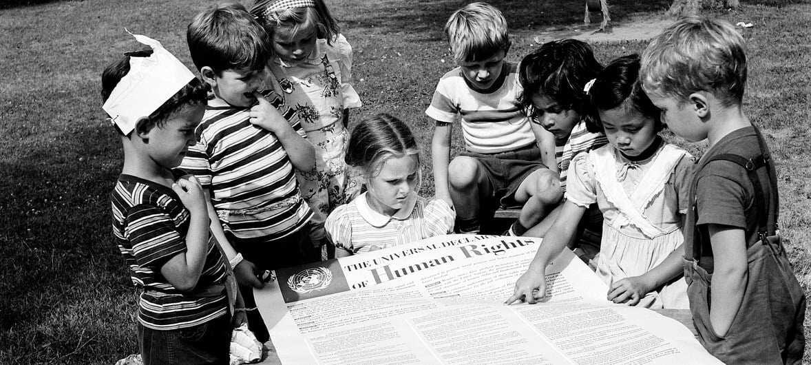 ARCHIVO/ONU Un grupo de niños lee la Declaración Universal de los Derechos Humanos en un jardín de infancia.