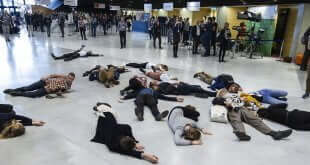 UNFCCC Secretariat Un "Flash Mob" durante el COP24 en Polonia para recordar a todos los líderes que las negociaciones van muy lentas y hay que toamr acción ahora.