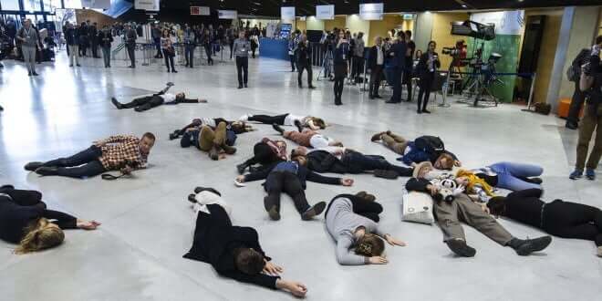 UNFCCC Secretariat Un "Flash Mob" durante el COP24 en Polonia para recordar a todos los líderes que las negociaciones van muy lentas y hay que toamr acción ahora.