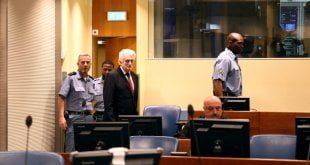 ONU-IRMCT/Leslie Hondebrink-Hermer Radovan Karadžić durante la vista de apelación el 20 de marzo de 2019