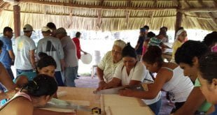 Programa de Pequeñas Donaciones/Honduras Mujeres hondureñas de la comunidad rural del Venado reciben una capacitación por parte de técnicos chilenos para construir e instalar "ollas mágicas".