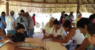 Programa de Pequeñas Donaciones/Honduras Mujeres hondureñas de la comunidad rural del Venado reciben una capacitación por parte de técnicos chilenos para construir e instalar "ollas mágicas".