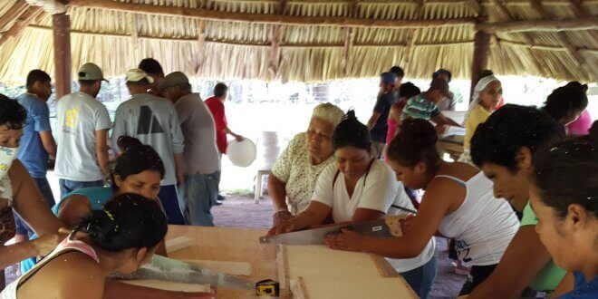 Programa de Pequeñas Donaciones/Honduras Mujeres hondureñas de la comunidad rural del Venado reciben una capacitación por parte de técnicos chilenos para construir e instalar "ollas mágicas".