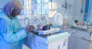 UNICEF/Fuad Niños nacidos prematuramente reciben atención en un hospital.