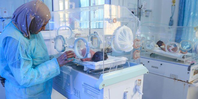 UNICEF/Fuad Niños nacidos prematuramente reciben atención en un hospital.
