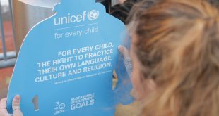 UNICEF Una niña obervando un muñeco de cartón en forma de chico que forma parte de la instalación de UNICEF sobre la Convención sobre los Derechos del Niño, expuesta fuera de la Sede de las Naciones Unidas.