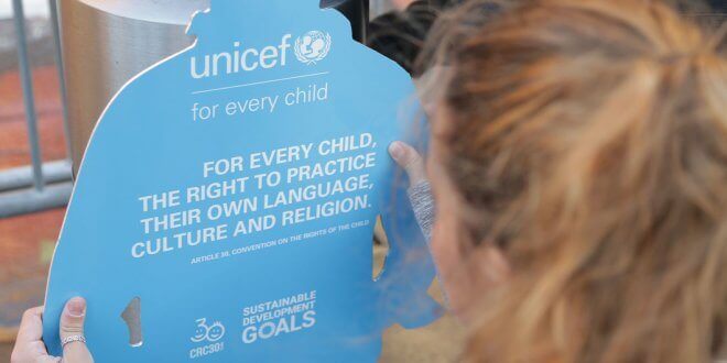 UNICEF Una niña obervando un muñeco de cartón en forma de chico que forma parte de la instalación de UNICEF sobre la Convención sobre los Derechos del Niño, expuesta fuera de la Sede de las Naciones Unidas.