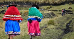 © FAO-GEF Ecuador Dos mujeres indígenas caminando en Ecuador.
