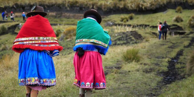 © FAO-GEF Ecuador Dos mujeres indígenas caminando en Ecuador.
